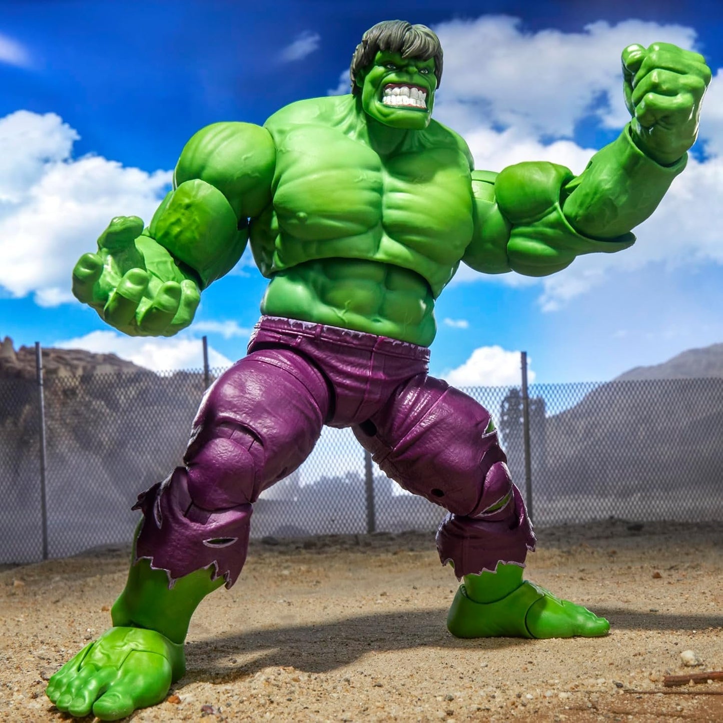 Marvel Legends Maximum Series Hulk Deluxe 6" Action Figure with Accessories